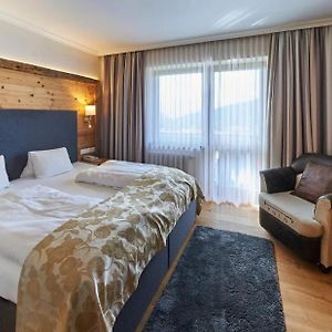 Zimmer mit Kingsize-Bett